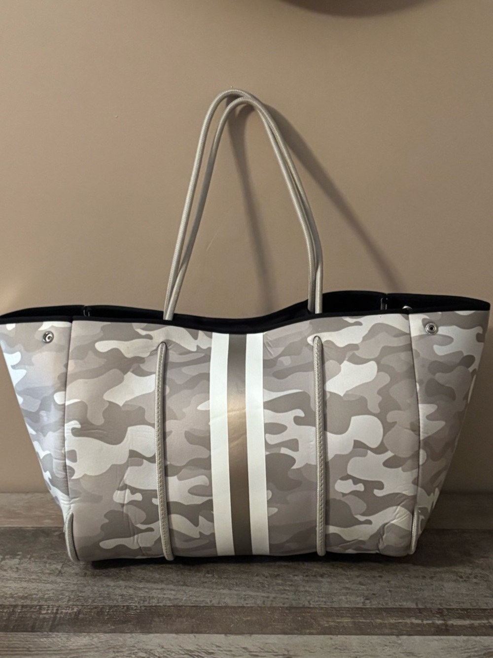 HAUTE SHORE SAHARA NEPOPRENE  TOTE GRAY & WHITE CAMMO PATTERN WITH POUCH